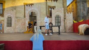 d - Un momento delle prove, in piazza Cattedrale, dello spettacolo La regina di Sicilia