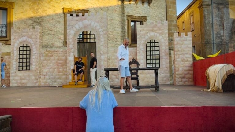 d - Un momento delle prove, in piazza Cattedrale, dello spettacolo La regina di Sicilia