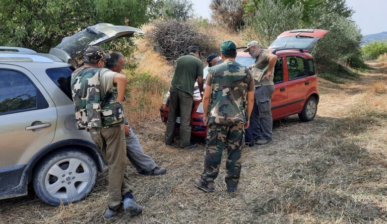 Cacciatori durante un controllo delle Guardie venatorie (Foto WWF)