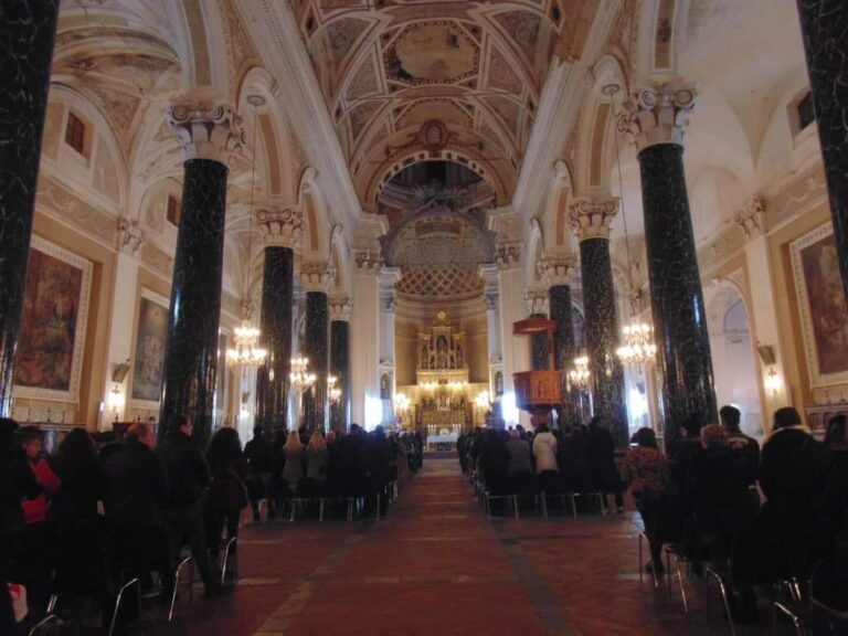 Interno chiesa S. Margherita Agira